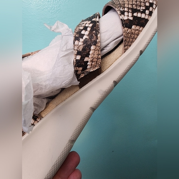 Lands' End Snake Print Strap Back Sandles Size 10 US - Picture 12 of 12